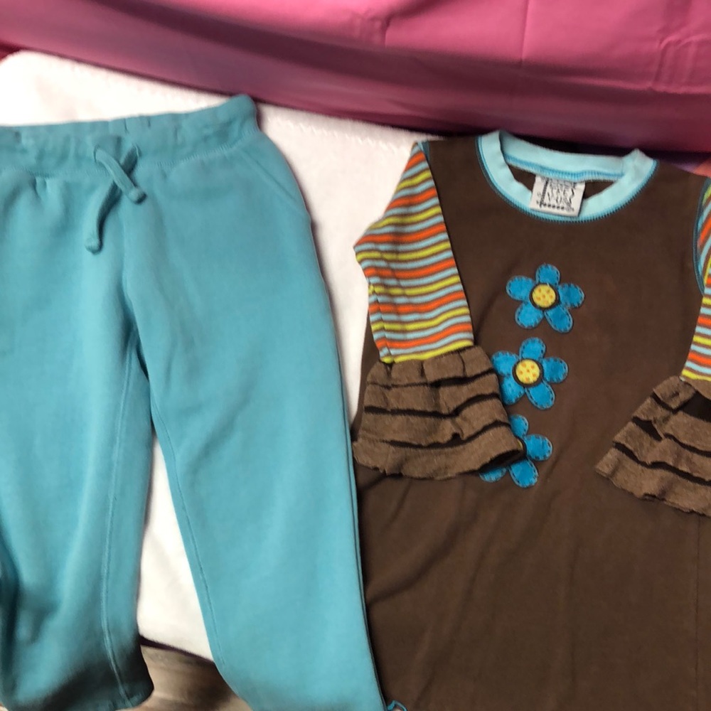 Size 4.  Primary sweatpants and Misteev-US Tunic top.  GUC.  Soft and comfy